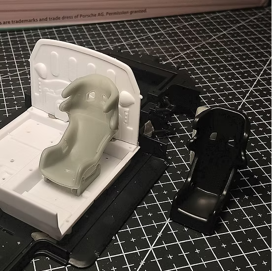 PORSCHE 911 GT3 LM RACING SEAT 1:24