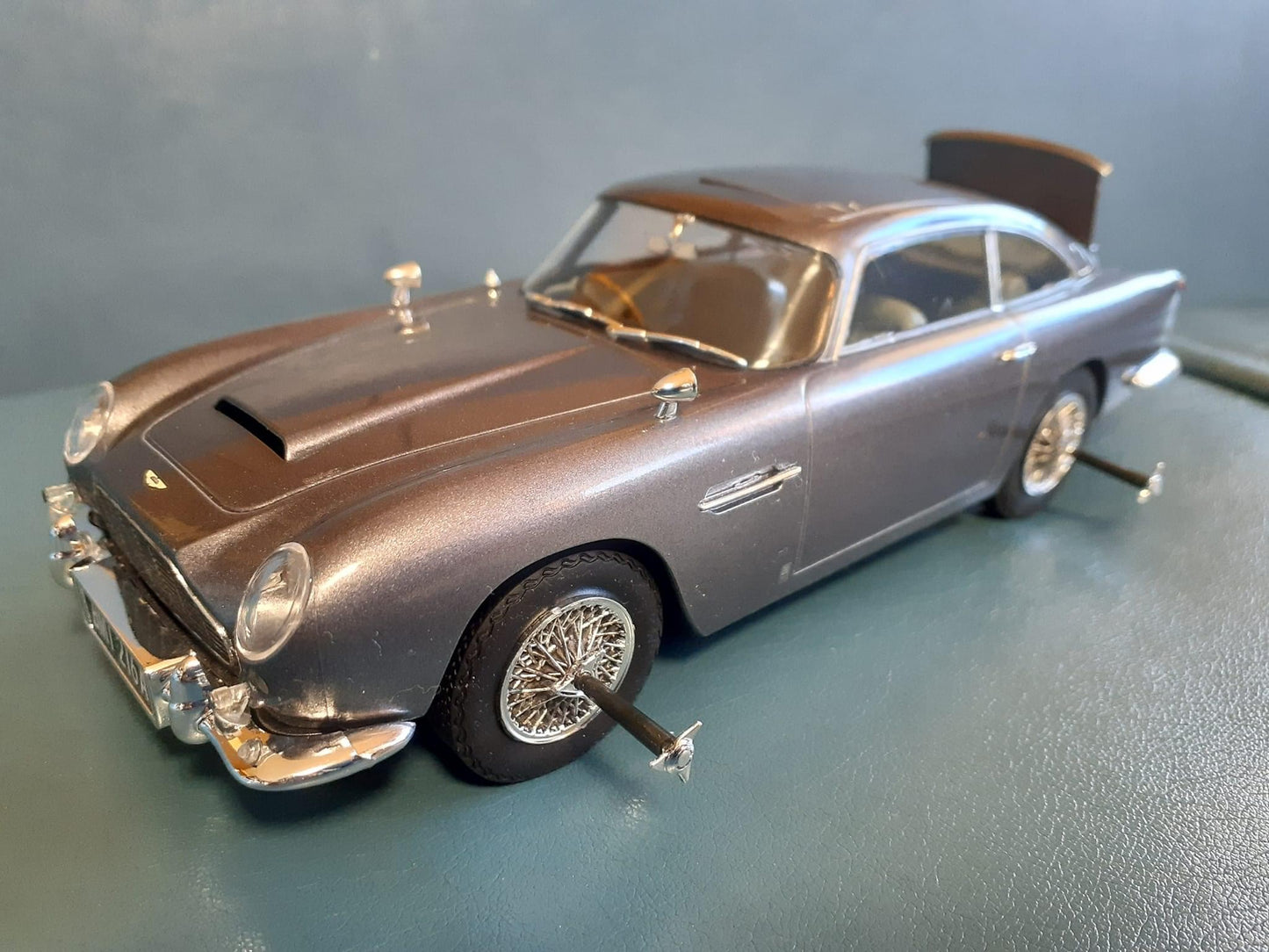 ASTON MARTIN DB5 - JAMES BOND 007 GOLDFINGER