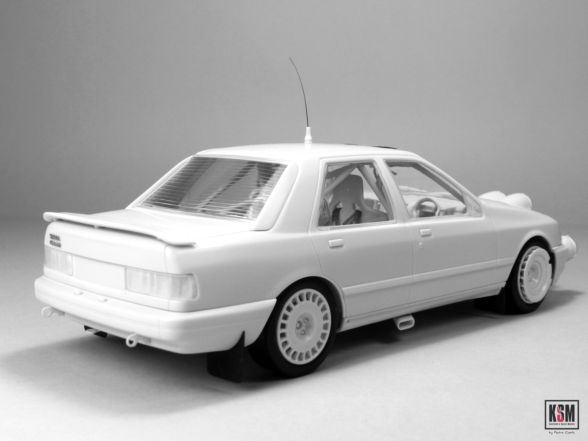 Maqueta para montar coche Ford Sierra Cosworth 4x4 Dmodelkits